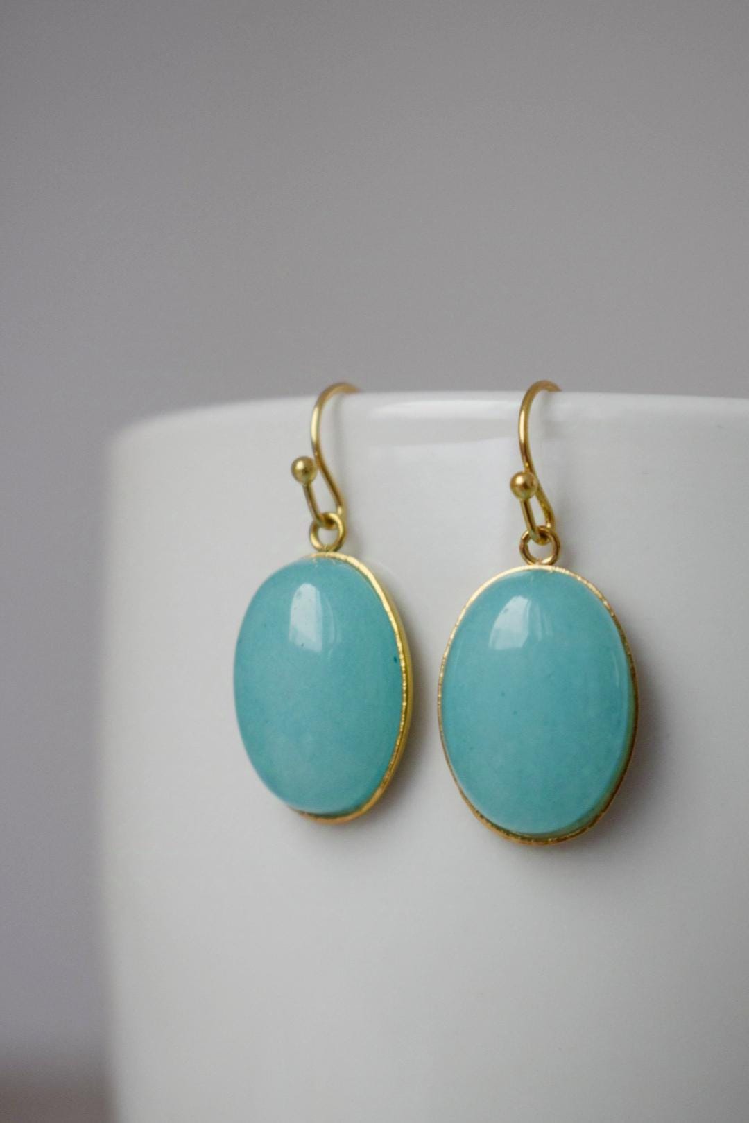 Türkis Jade Ohrringe golden, Statement Edelstein Ohrhänger, Stein Hängende Ohrringe, Türkis Schmuck, Geschenk für Sie