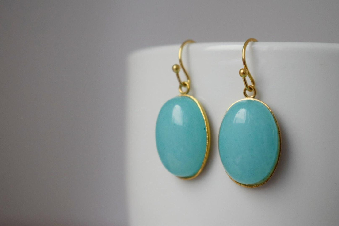 Türkis Jade Ohrringe golden, Statement Edelstein Ohrhänger, Stein Hängende Ohrringe, Türkis Schmuck, Geschenk für Sie