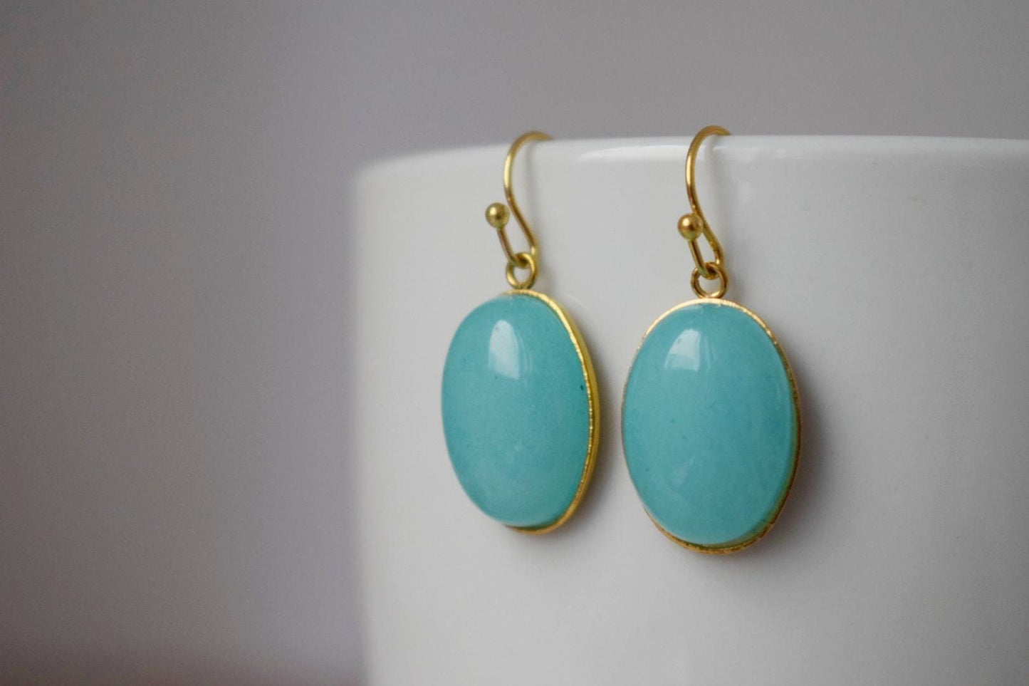 Türkis Jade Ohrringe golden, Statement Edelstein Ohrhänger, Stein Hängende Ohrringe, Türkis Schmuck, Geschenk für Sie