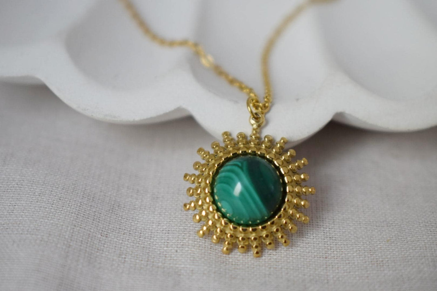 Malachit Halskette, Grüner Naturstein, Muttertagsgeschenk, Sonnenanhänger, verstellbare Kette, handgefertigter Schmuck, Einzigartiges Geschenk für Sie