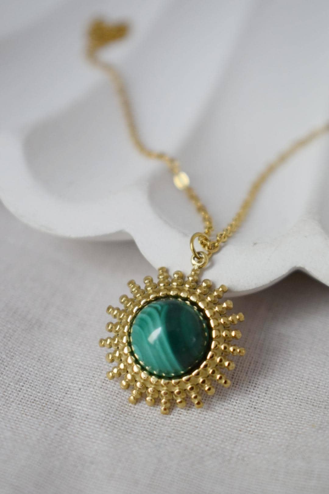 Malachit Halskette, Grüner Naturstein, Muttertagsgeschenk, Sonnenanhänger, verstellbare Kette, handgefertigter Schmuck, Einzigartiges Geschenk für Sie