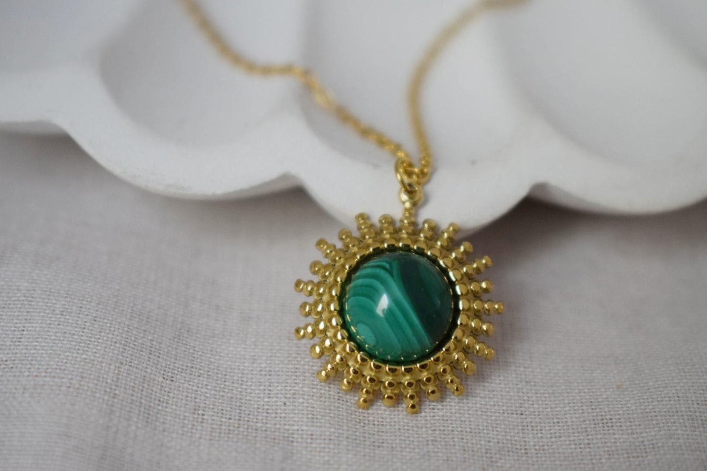 Malachit Halskette, Grüner Naturstein, Muttertagsgeschenk, Sonnenanhänger, verstellbare Kette, handgefertigter Schmuck, Einzigartiges Geschenk für Sie