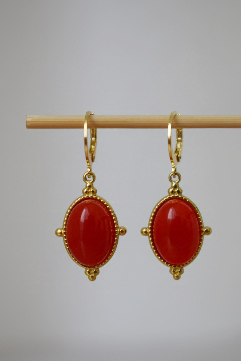 Rote Jade Ohrringe, Ovale Edelstein Ohrringe, Boho Chic Ohrringe, Ornament Schmuck, Einzigartiges Geschenk für Sie