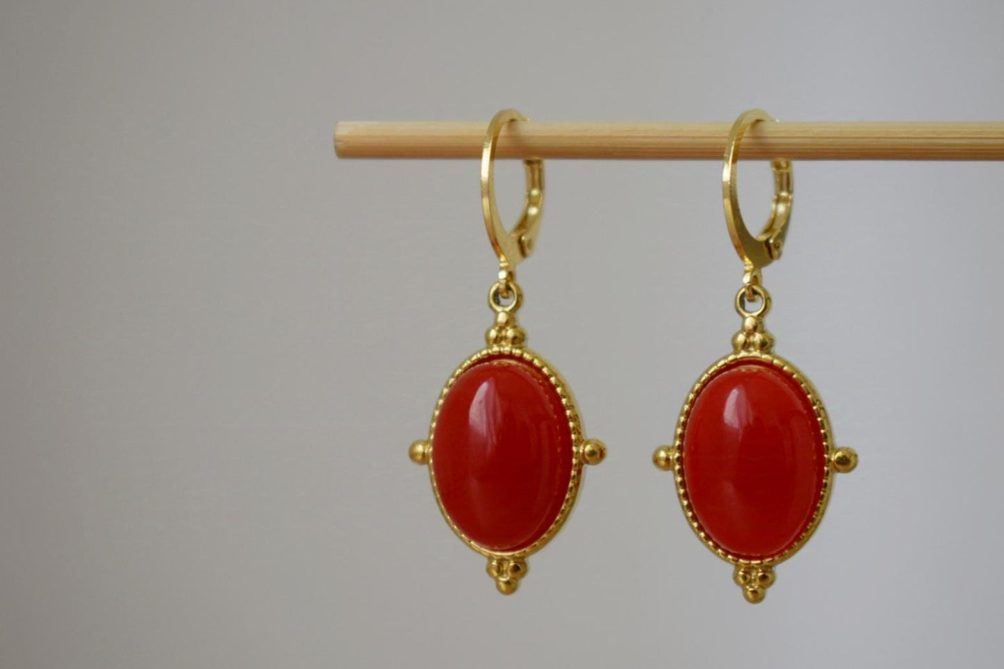 Rote Jade Ohrringe, Ovale Edelstein Ohrringe, Boho Chic Ohrringe, Ornament Schmuck, Einzigartiges Geschenk für Sie