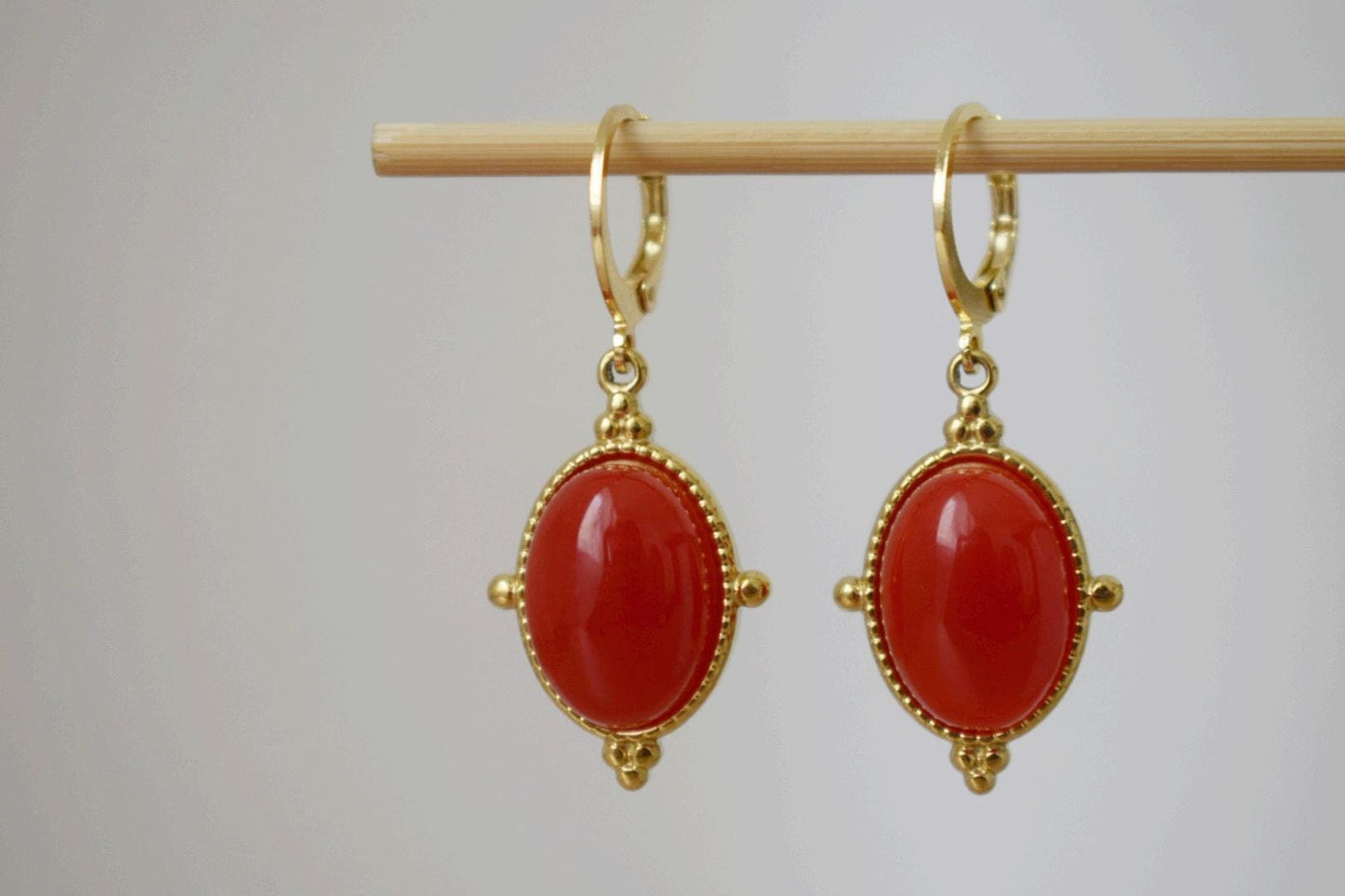 Rote Jade Ohrringe, Ovale Edelstein Ohrringe, Boho Chic Ohrringe, Ornament Schmuck, Einzigartiges Geschenk für Sie