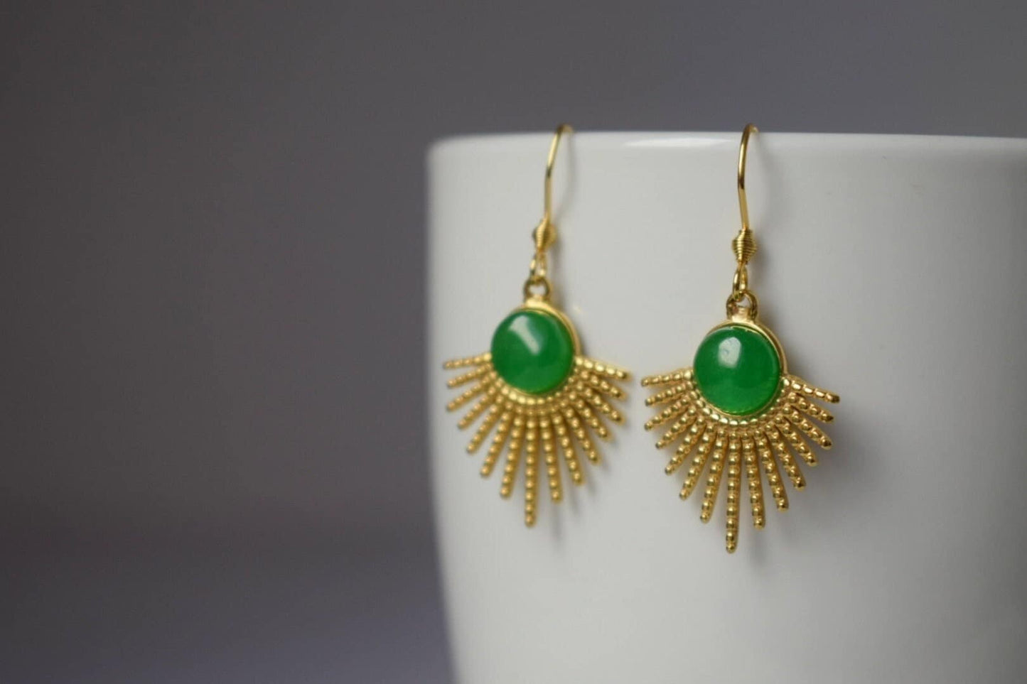 Grüne Jade Ohrringe Gold, Sonnenstrahlen baumelnde Ohrringe, Sunburst, Grüne Edelstein Tropfen Ohrringe, Celestial, Grüner Jade Schmuck, Geschenk für Sie