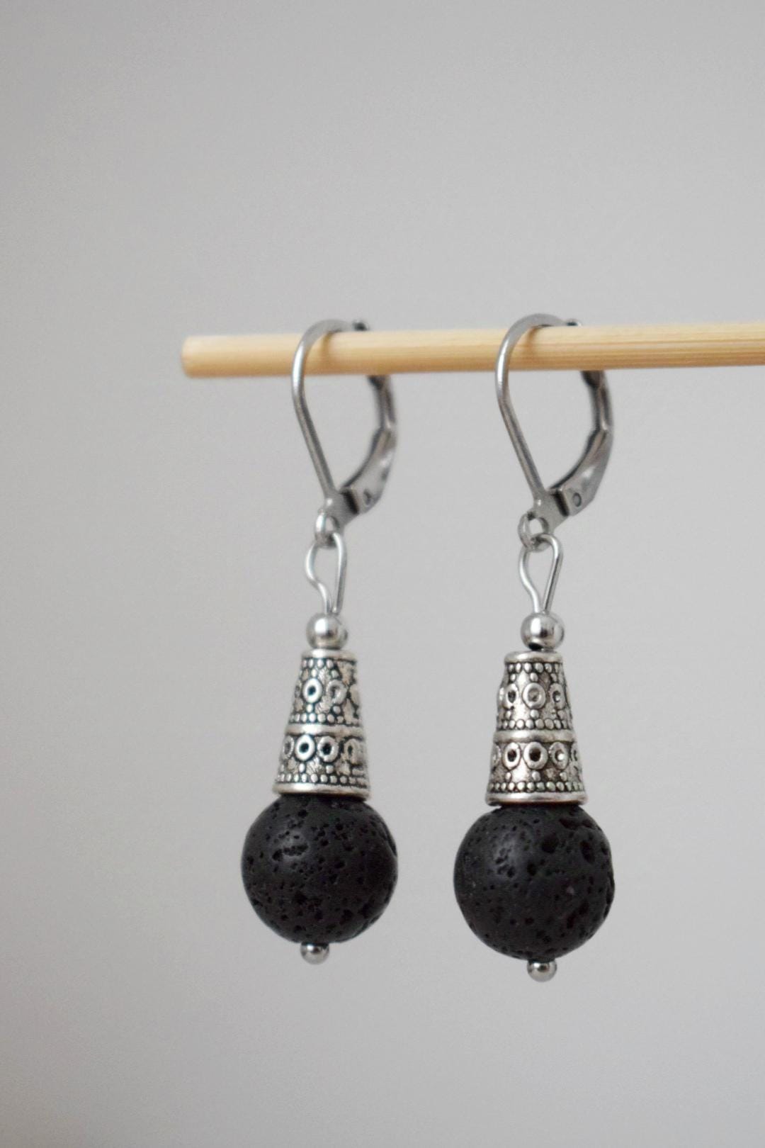 Ohrringe aus Lavasteinperlen silber, Huggie-Creolen aus schwarzen Edelsteinen, Boho-Ohrringe, Lavastein, Diffusor-Schmuck, ätherisches Öl, einzigartiges Geschenk für Sie