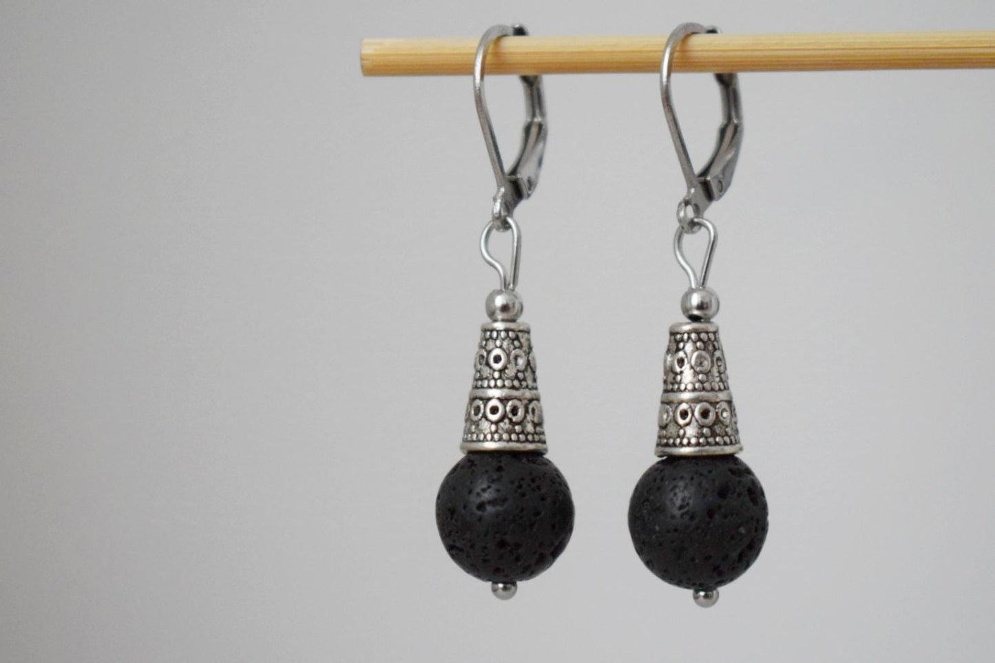 Ohrringe aus Lavasteinperlen silber, Huggie-Creolen aus schwarzen Edelsteinen, Boho-Ohrringe, Lavastein, Diffusor-Schmuck, ätherisches Öl, einzigartiges Geschenk für Sie