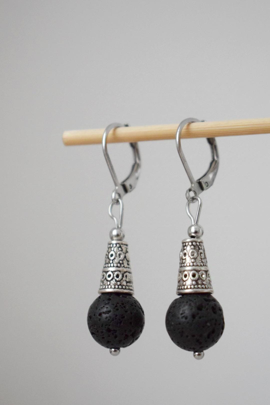 Ohrringe aus Lavasteinperlen silber, Huggie-Creolen aus schwarzen Edelsteinen, Boho-Ohrringe, Lavastein, Diffusor-Schmuck, ätherisches Öl, einzigartiges Geschenk für Sie