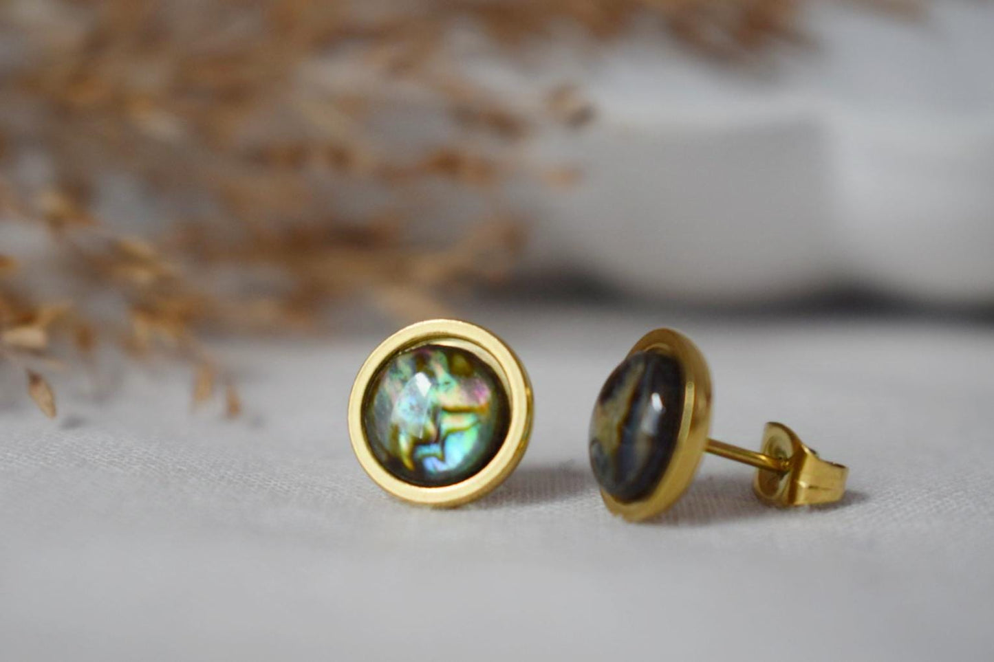 Ohrstecker aus Abalone-Muschel in Gold, Kleine bunte Ohrstecker aus Perlmutt, 8 mm Ohrstecker, rund, Abalone-Perlen-Goldschmuck, Geschenk für Frauen