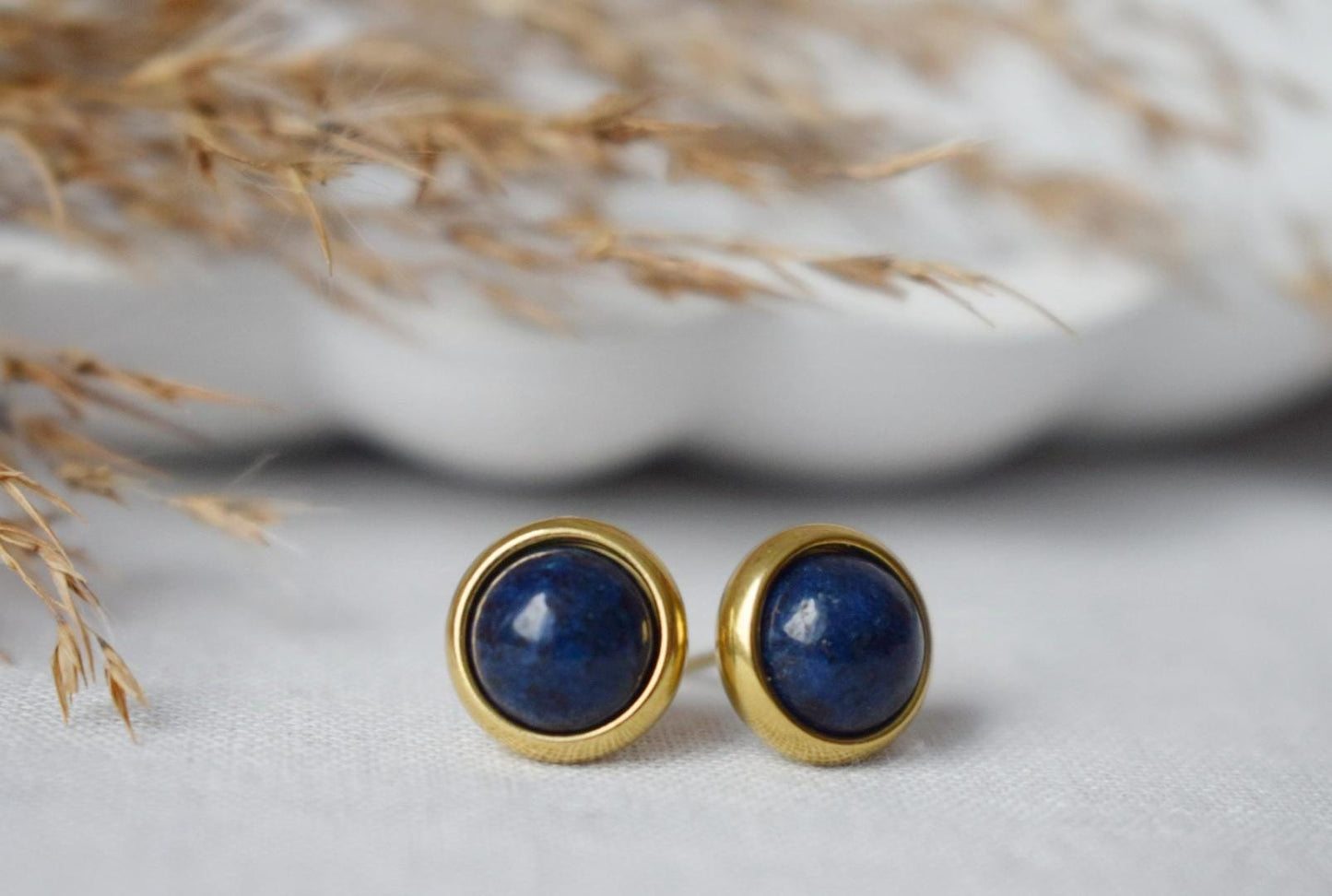 Mini Lapis Ohrstecker Gold, 6mm, Kleine blaue Lapislazuli Ohrringe, rund, minimalistisch, handgefertigter Lapislazuli Schmuck, September Geburtsstein