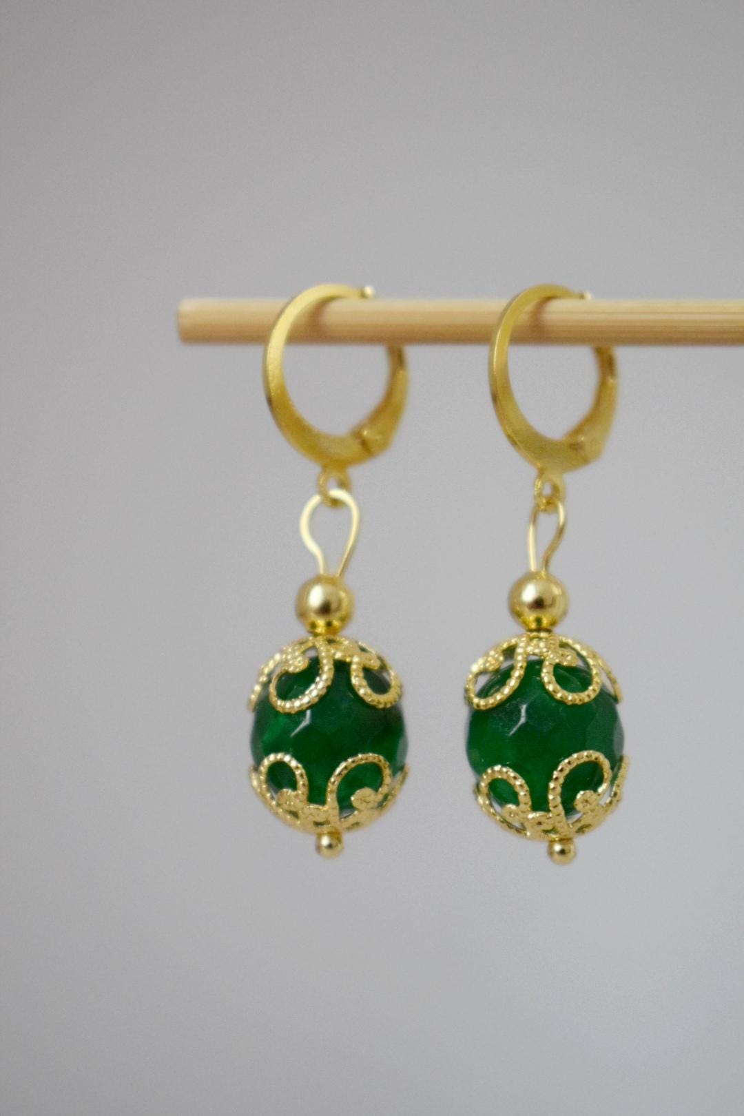 Ornamentale grüne Jade Ohrringe, Boho Huggie Creolen, Edelstein facettierte Kugel Ohrringe, Leichter boho goldener Schmuck, Einzigartiges Geschenk für Sie
