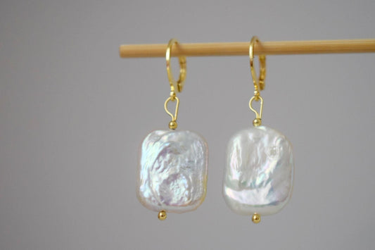 Barocke Keshi-Perlenohrringe, Süßwasserperlenschmuck, 24 Karat vergoldete Huggie-Reifen, leichter Brautschmuck, Perfektes Brautjungferngeschenk