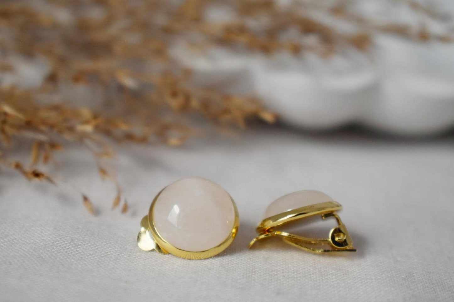 Goldene Ohrclips mit Quarz, 12 mm runder Edelstein, Nicht durchbohrte Ohrringe, Edelstahlschmuck, Ohrringe ohne Loch, handgemachtes Geschenk