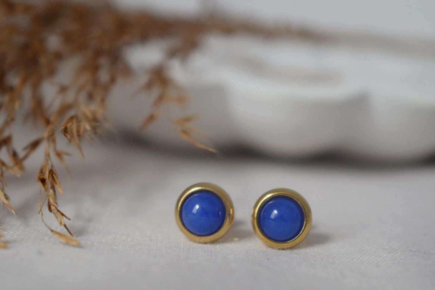 Mini jadeblaue Ohrstecker, 6mm royalblaue Edelstein Ohrringe, Kleine Ohrstecker, Push Back Ohrringe, Minimalistischer Schmuck, Geschenk für Sie