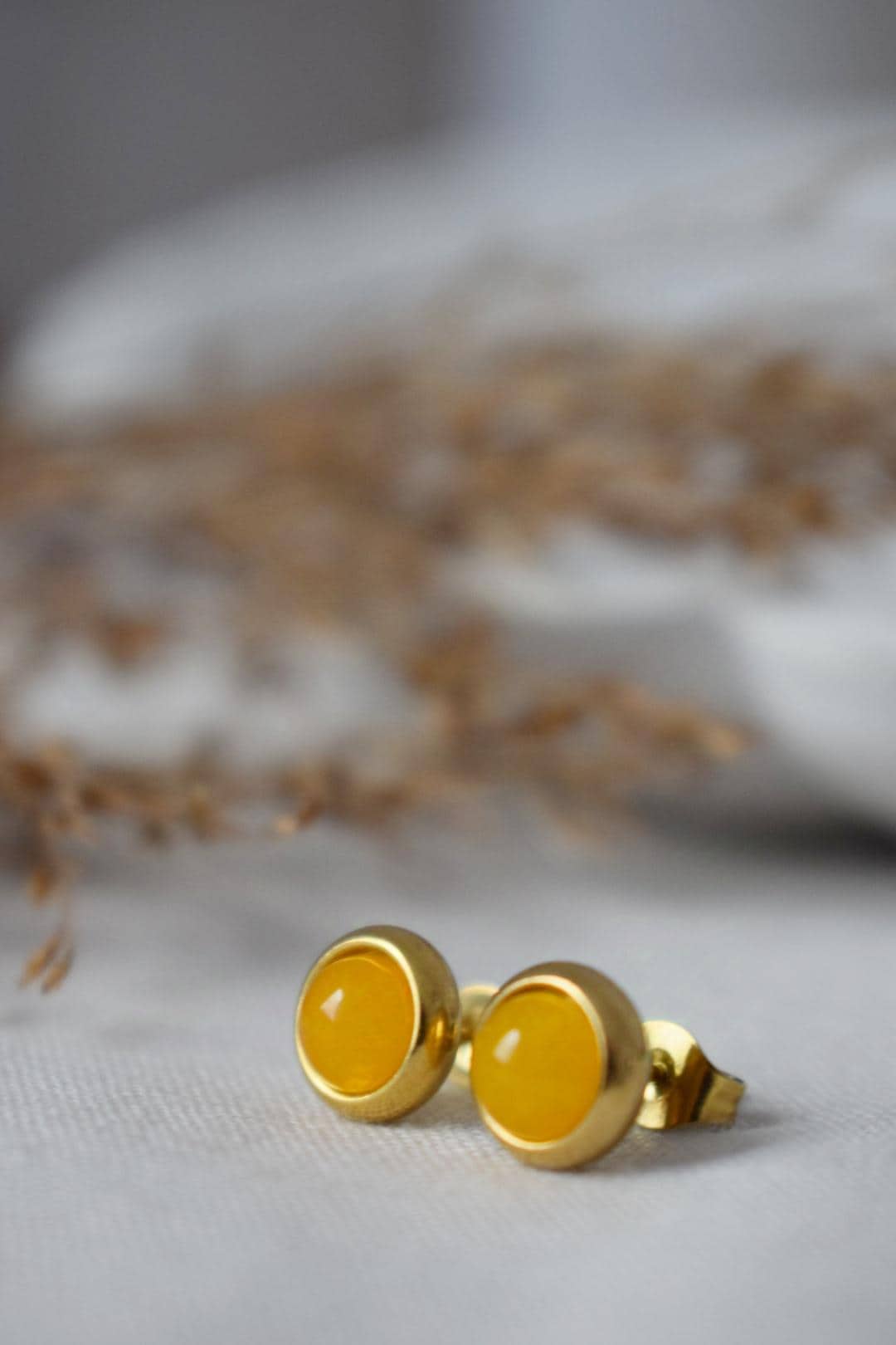 Mini Gelbe Jade Ohrstecker, Kleine Edelstein Ohrstecker, Alltägliche Ohrstecker, Goldgelber Stein, Minimalistischer Schmuck Geschenk Frauen