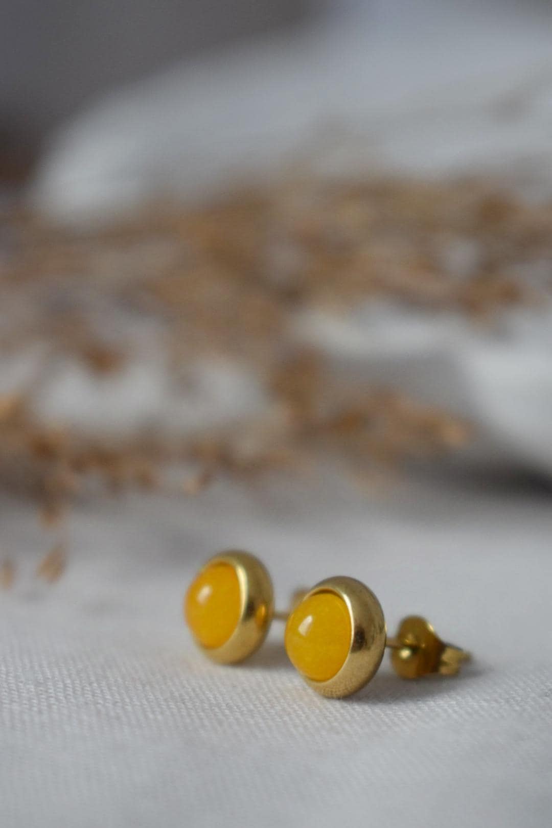 Mini Gelbe Jade Ohrstecker, Kleine Edelstein Ohrstecker, Alltägliche Ohrstecker, Goldgelber Stein, Minimalistischer Schmuck Geschenk Frauen