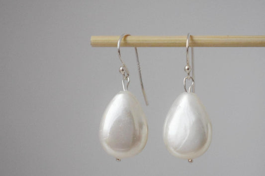 Natürliche Süßwassermuschel Ohrringe, Tropfen Ohrringe aus Sterling Silber, Schlichte Perlen Tropfen Hochzeit Ohrringe, Brautjungfern Geschenke