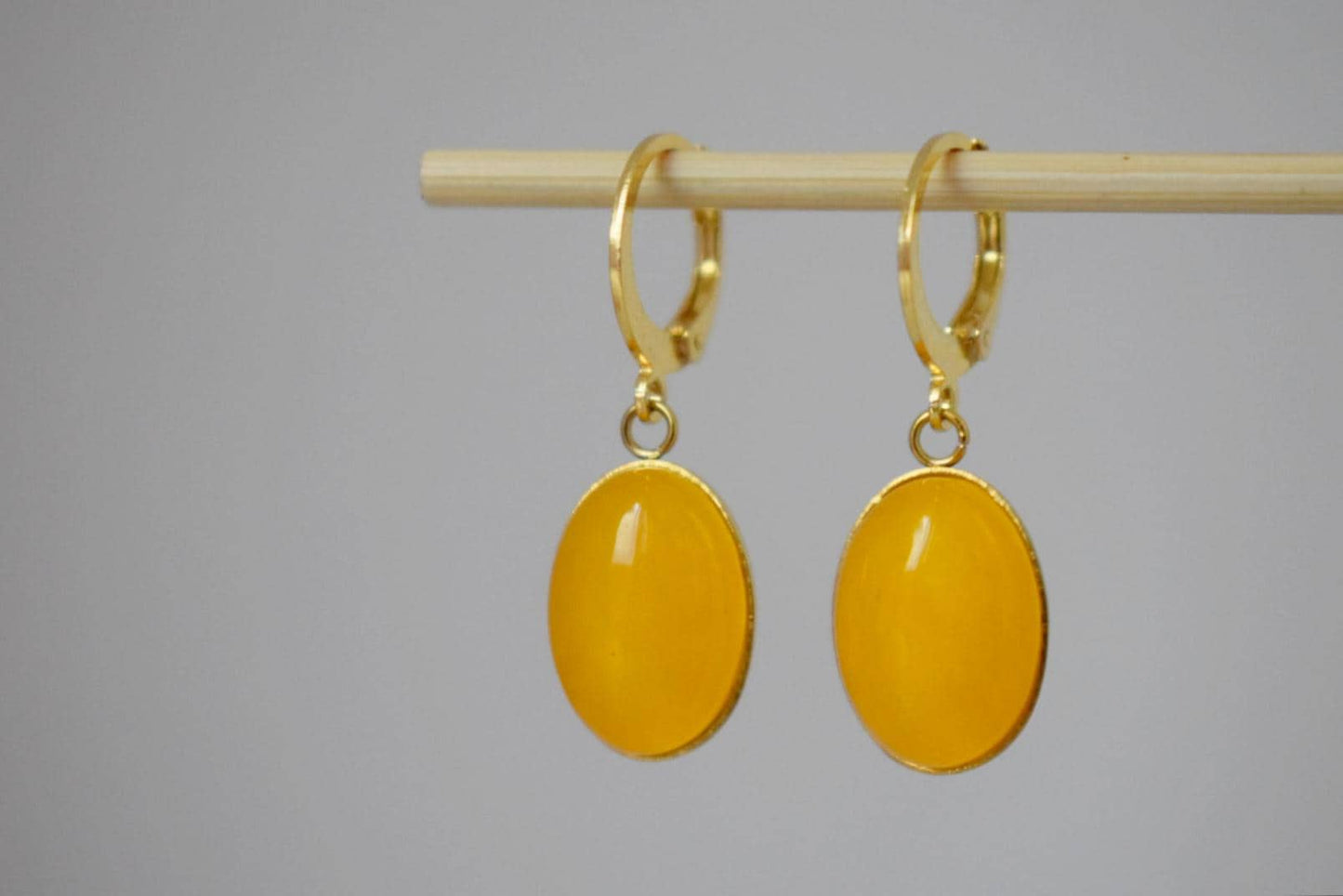 Gelbe Jade Edelstein Ohrringe, Boho Chic Goldene Huggie Hoops, Baumelnde Tropfen Stein Ohrringe für Frauen, Leichter Schmuck, Geschenk für Sie