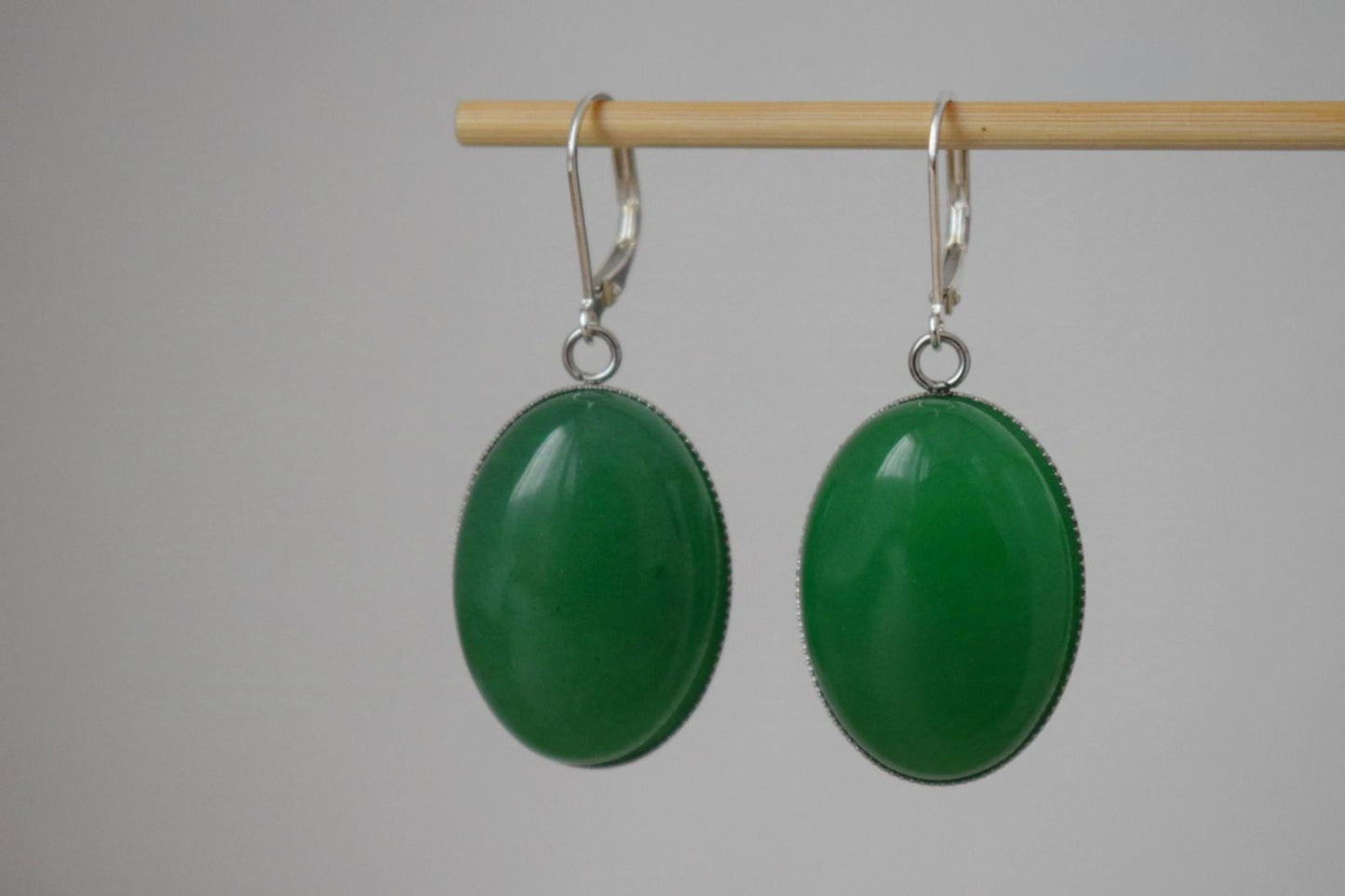 Grüne Jade-Ohrringe, Sterling-Silber-Creolen, Edelstein-Ohrhänger, Lange Ohrringe, Statement-Schmuck, Geschenk für Frauen