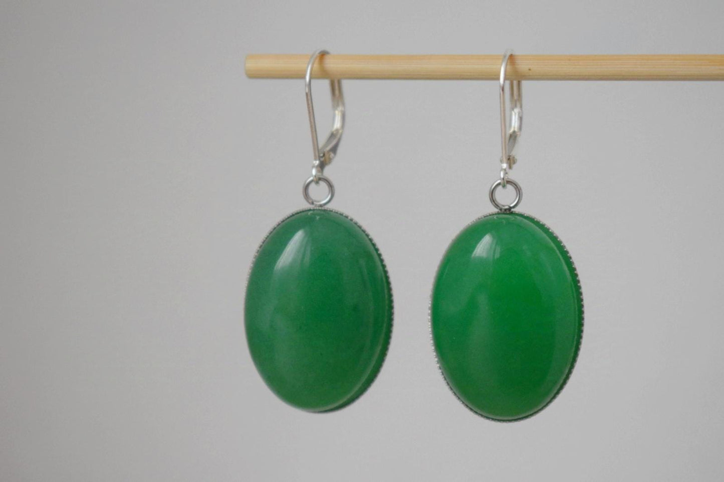 Grüne Jade-Ohrringe, Sterling-Silber-Creolen, Edelstein-Ohrhänger, Lange Ohrringe, Statement-Schmuck, Geschenk für Frauen