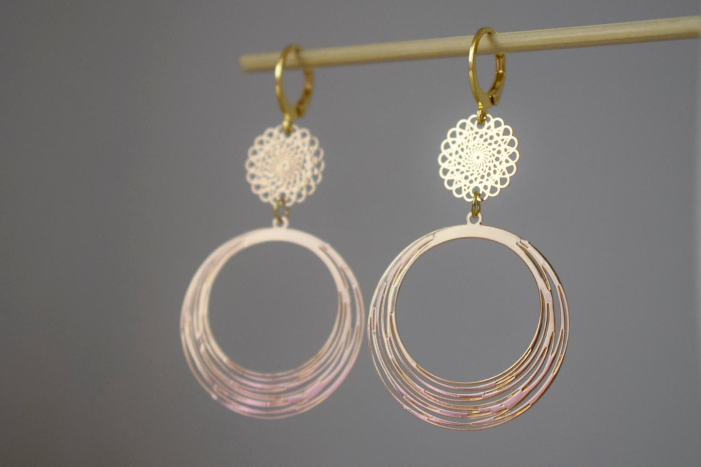 Ornament-Ohrringe für Frauen, Mandala-Ohrringe, 24 Karat vergoldeter Edelstahl-Huggie, filigrane Boho-Creolen, Einzigartiger Schmuck, Geschenk für Sie