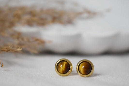 Mini Tigerauge Ohrstecker, Vergoldete Edelstein 6mm Ohrringe, kleiner brauner Stein, minimalistischer Tigerauge Chakra Schmuck, Geschenk für Sie