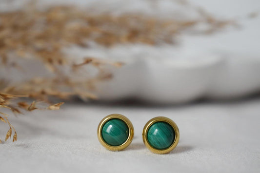 Mini Natürliche Malachit Ohrstecker, Kleine grüne Edelstein Ohrringe, Push Back Ohrringe, Leichte, Minimalistische Geburtsstein Schmuck Geschenk
