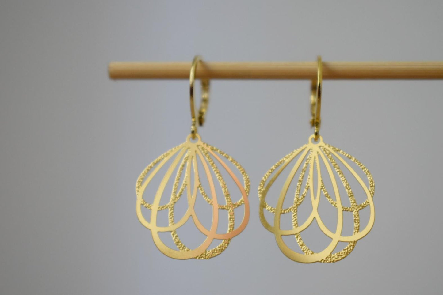 Minimalistische vergoldete Tropfenohrringe, leichtes filigranes Blattdesign, eleganter moderner Schmuck für Frauen, Geschenk für jeden Tag oder besondere Anlässe