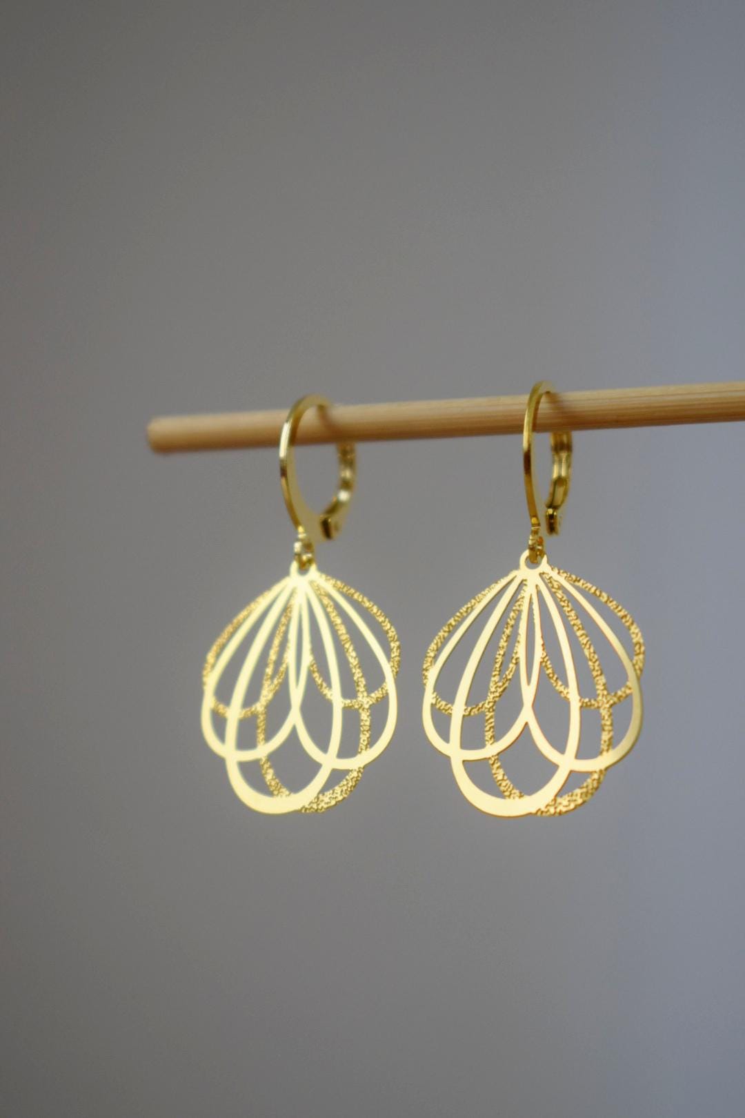 Minimalistische vergoldete Tropfenohrringe, leichtes filigranes Blattdesign, eleganter moderner Schmuck für Frauen, Geschenk für jeden Tag oder besondere Anlässe
