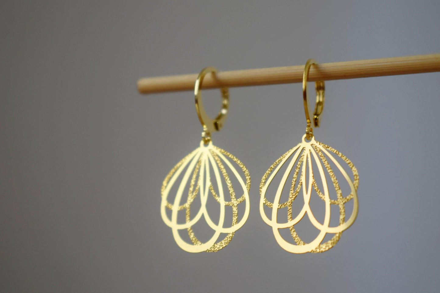 Minimalistische vergoldete Tropfenohrringe, leichtes filigranes Blattdesign, eleganter moderner Schmuck für Frauen, Geschenk für jeden Tag oder besondere Anlässe