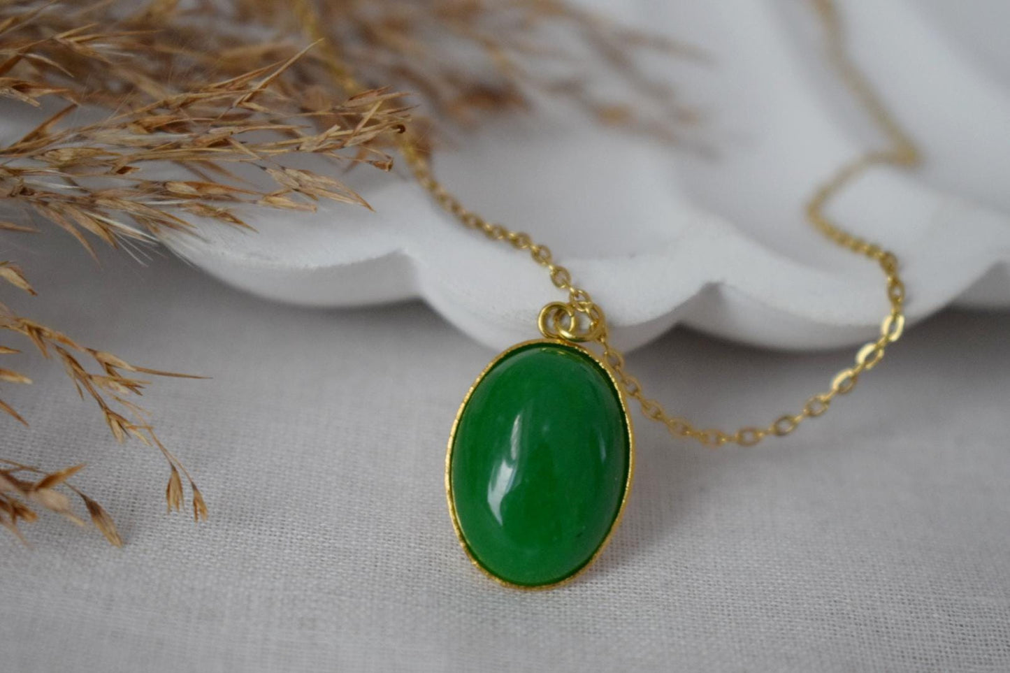 Grüne Jade Halskette Gold für Frauen, Ovale Edelsteinkette, Statement Halskette, Grüner Stein Anhänger, Handgefertigtes Schmuckgeschenk für Sie