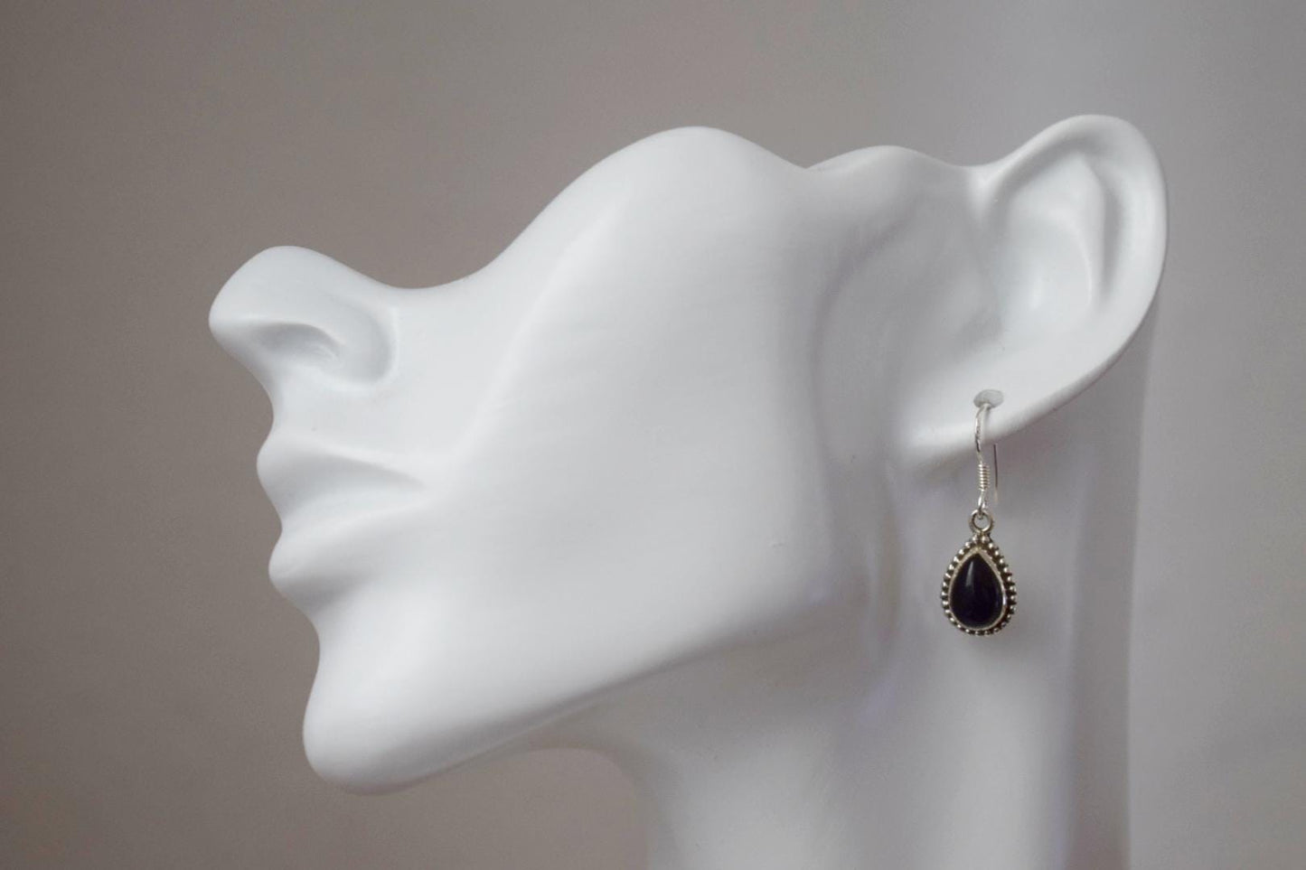 Schwarze Onyx-Ohrringe aus Sterlingsilber, Kleine Tropfen-Edelstein-Ohrringe, Boho-Chic-Geschenk, handgefertigter Schmuck für sie, Valentinstagsgeschenk