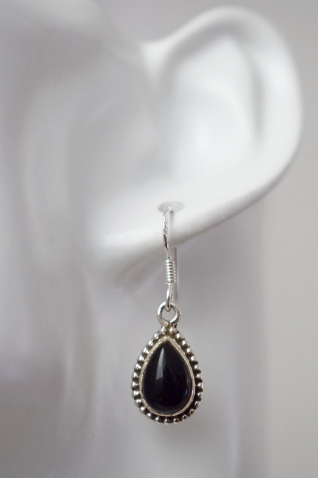 Schwarze Onyx-Ohrringe aus Sterlingsilber, Kleine Tropfen-Edelstein-Ohrringe, Boho-Chic-Geschenk, handgefertigter Schmuck für sie, Valentinstagsgeschenk