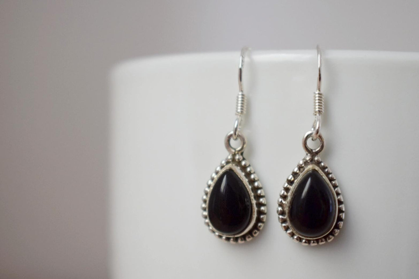 Schwarze Onyx-Ohrringe aus Sterlingsilber, Kleine Tropfen-Edelstein-Ohrringe, Boho-Chic-Geschenk, handgefertigter Schmuck für sie, Valentinstagsgeschenk