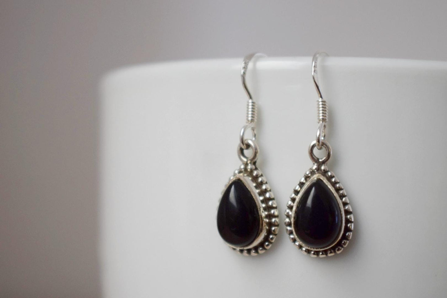 Schwarze Onyx-Ohrringe aus Sterlingsilber, Kleine Tropfen-Edelstein-Ohrringe, Boho-Chic-Geschenk, handgefertigter Schmuck für sie, Valentinstagsgeschenk