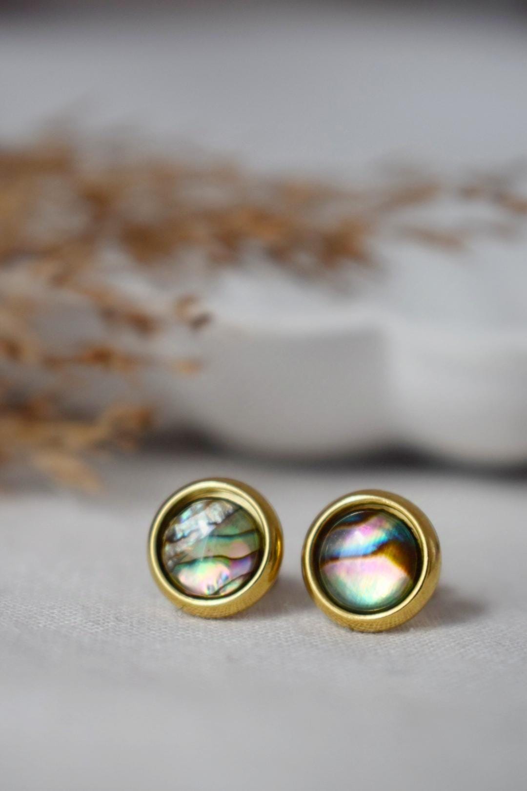 Ohrstecker aus Abalone-Muschel in Gold, Kleine bunte Ohrstecker aus Perlmutt, 8 mm Ohrstecker, rund, Abalone-Perlen-Goldschmuck, Geschenk für Frauen