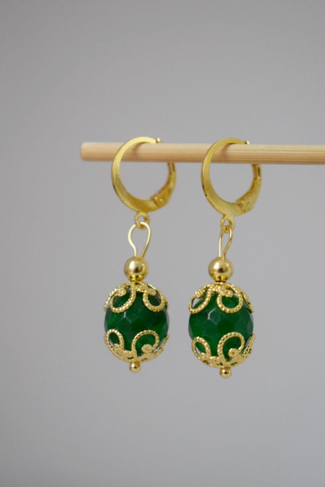 Ornamentale grüne Jade Ohrringe, Boho Huggie Creolen, Edelstein facettierte Kugel Ohrringe, Leichter boho goldener Schmuck, Einzigartiges Geschenk für Sie