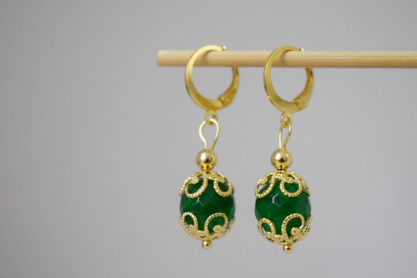 Ornamentale grüne Jade Ohrringe, Boho Huggie Creolen, Edelstein facettierte Kugel Ohrringe, Leichter boho goldener Schmuck, Einzigartiges Geschenk für Sie