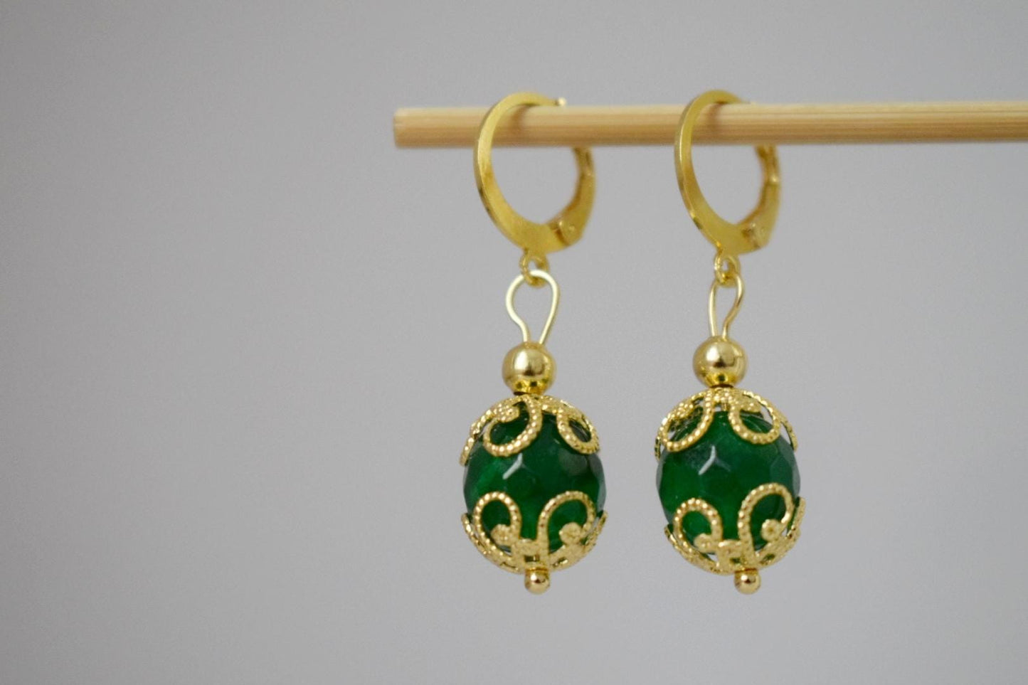 Ornamentale grüne Jade Ohrringe, Boho Huggie Creolen, Edelstein facettierte Kugel Ohrringe, Leichter boho goldener Schmuck, Einzigartiges Geschenk für Sie