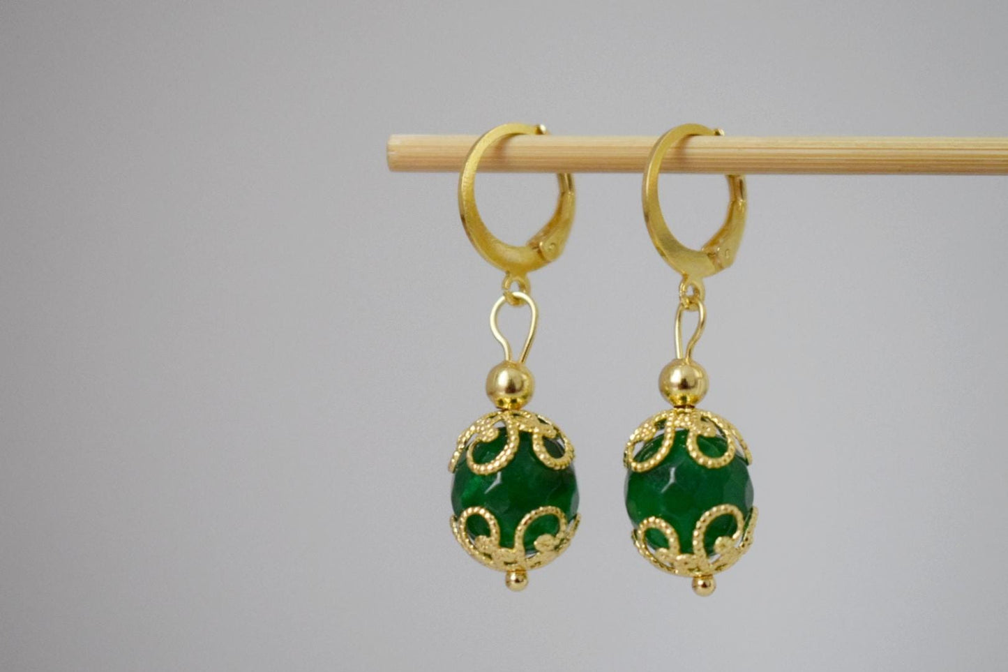 Ornamentale grüne Jade Ohrringe, Boho Huggie Creolen, Edelstein facettierte Kugel Ohrringe, Leichter boho goldener Schmuck, Einzigartiges Geschenk für Sie