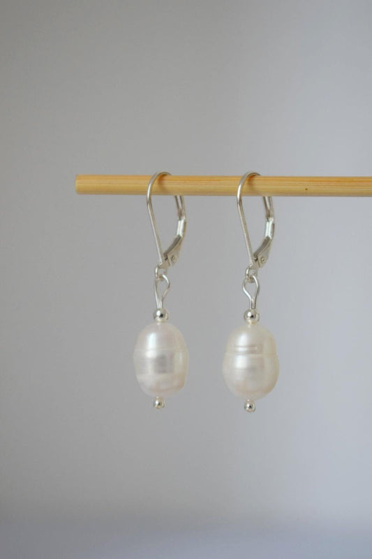 Süßwasserperlen Ohrringe, Sterling Silber Huggie Hoops, Schlichte Perlen Hochzeitsohrringe, leichter minimalistischer Schmuck, Brautjungfern Geschenk