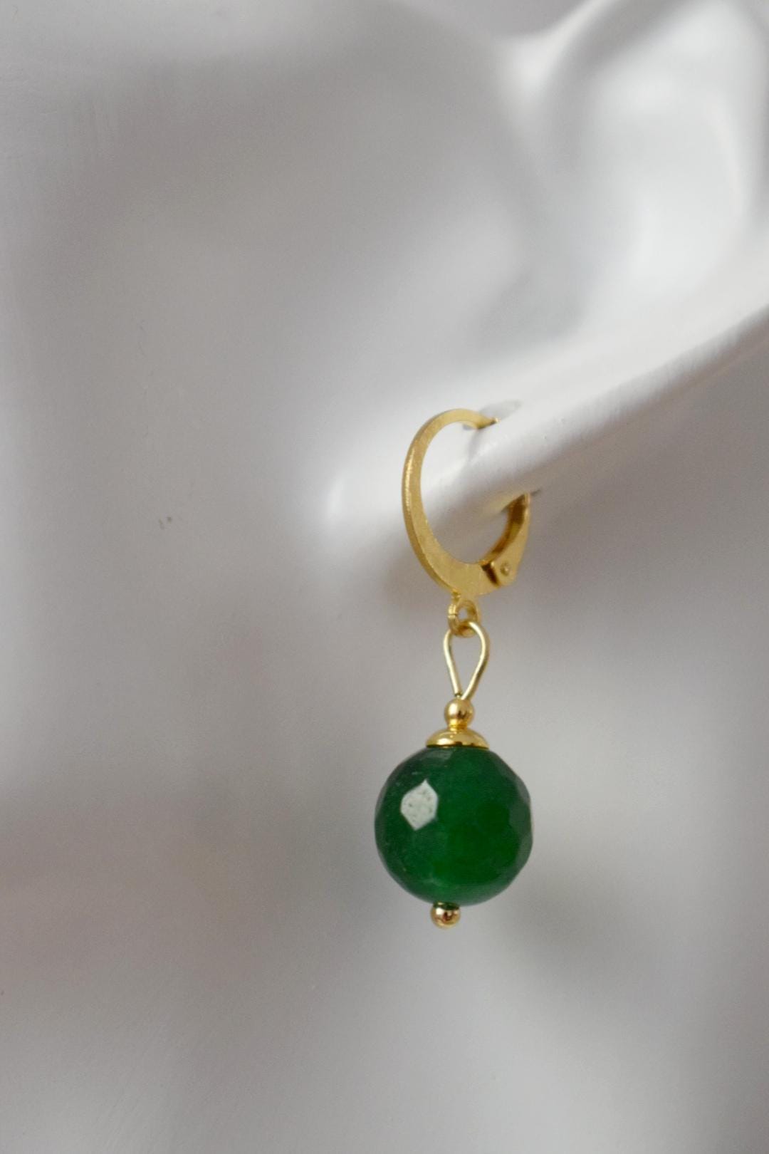 Dunkelgrüne Jade Creolen, Edelstein Creolen, 24 Karat vergoldeter Edelstahl, Smaragdgrün, Minimalistisch, Boho Schmuck, Handgemachtes Geschenk