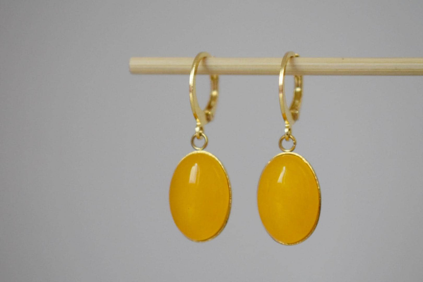 Gelbe Jade Edelstein Ohrringe, Boho Chic Goldene Huggie Hoops, Baumelnde Tropfen Stein Ohrringe für Frauen, Leichter Schmuck, Geschenk für Sie
