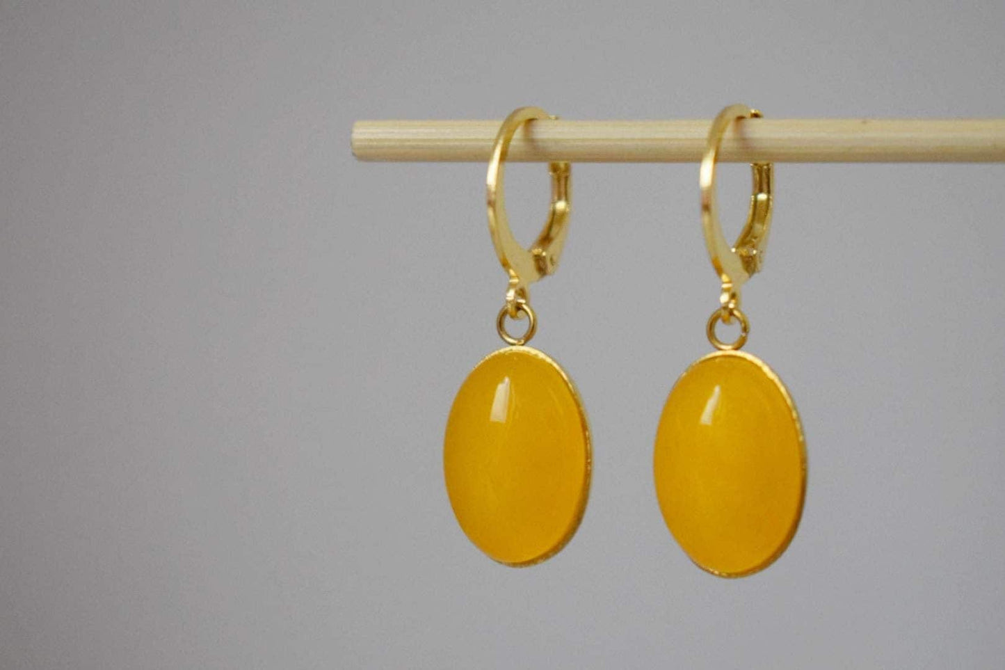 Gelbe Jade Edelstein Ohrringe, Boho Chic Goldene Huggie Hoops, Baumelnde Tropfen Stein Ohrringe für Frauen, Leichter Schmuck, Geschenk für Sie