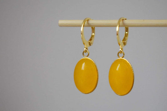 Gelbe Jade Edelstein Ohrringe, Boho Chic Goldene Huggie Hoops, Baumelnde Tropfen Stein Ohrringe für Frauen, Leichter Schmuck, Geschenk für Sie