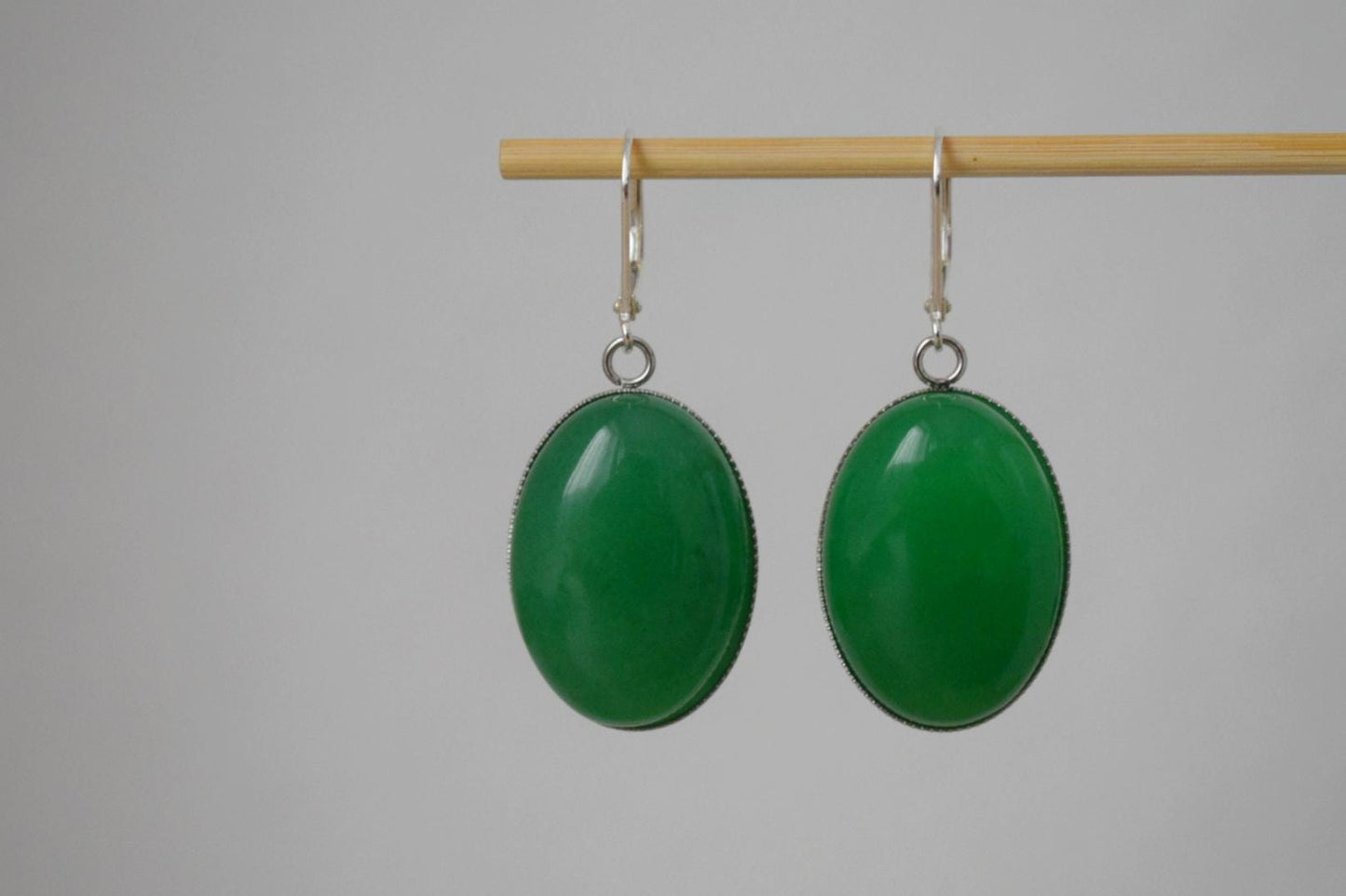 Grüne Jade-Ohrringe, Sterling-Silber-Creolen, Edelstein-Ohrhänger, Lange Ohrringe, Statement-Schmuck, Geschenk für Frauen