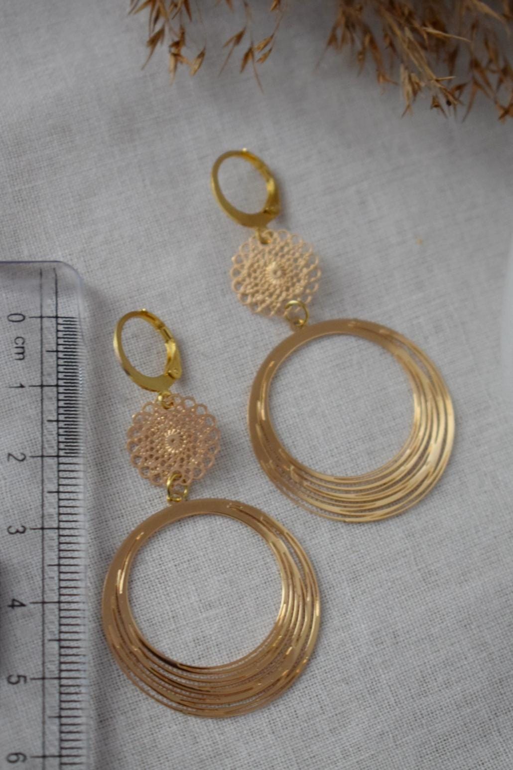 Ornament-Ohrringe für Frauen, Mandala-Ohrringe, 24 Karat vergoldeter Edelstahl-Huggie, filigrane Boho-Creolen, Einzigartiger Schmuck, Geschenk für Sie