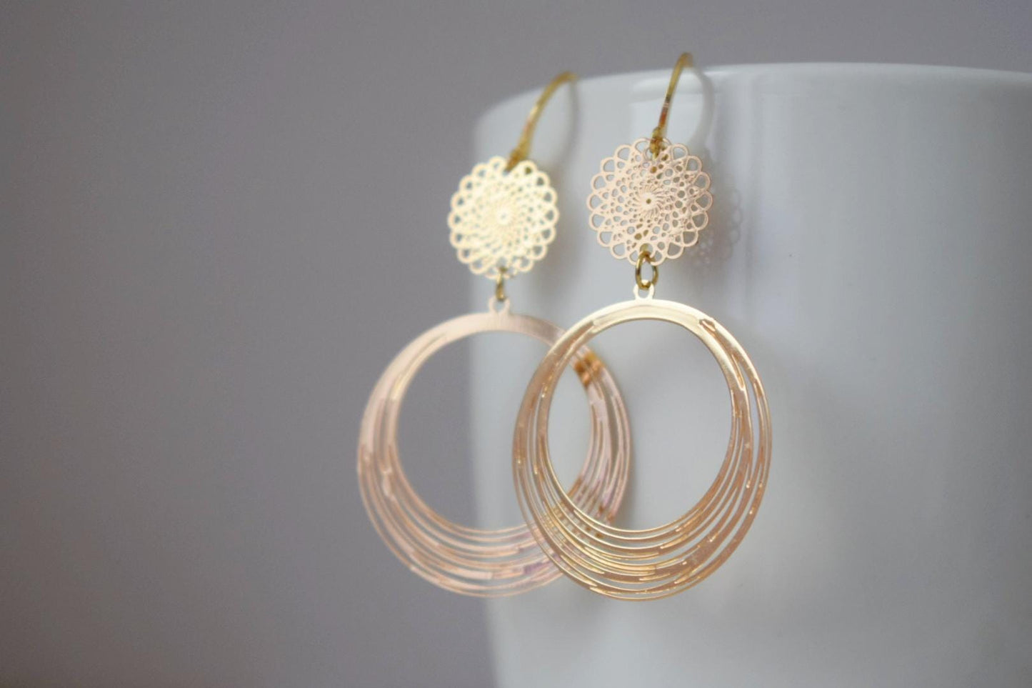 Ornament-Ohrringe für Frauen, Mandala-Ohrringe, 24 Karat vergoldeter Edelstahl-Huggie, filigrane Boho-Creolen, Einzigartiger Schmuck, Geschenk für Sie