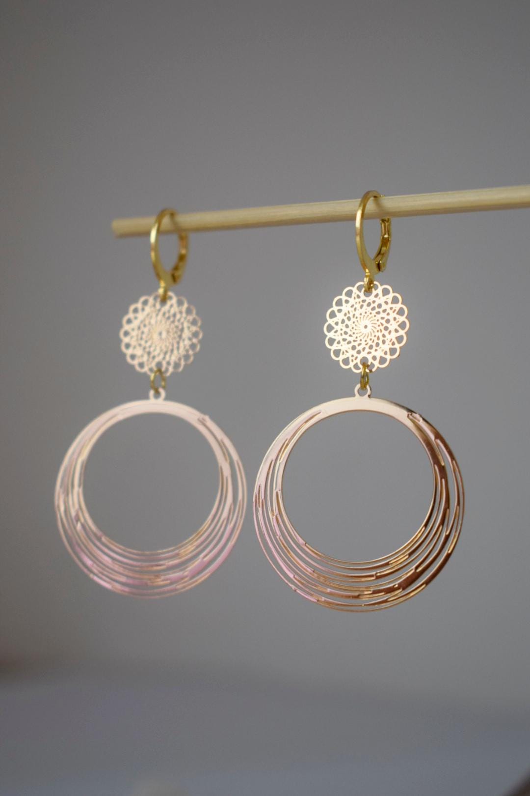 Ornament-Ohrringe für Frauen, Mandala-Ohrringe, 24 Karat vergoldeter Edelstahl-Huggie, filigrane Boho-Creolen, Einzigartiger Schmuck, Geschenk für Sie